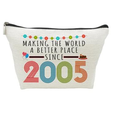 Imagem de Choinn Presentes de aniversário de 21 anos para mulheres, bolsa de maquiagem engraçada para presente de 21 anos, 2001 para ela, mãe, tia, esposa, irmã, colega de trabalho, amiga, tornando o mundo um