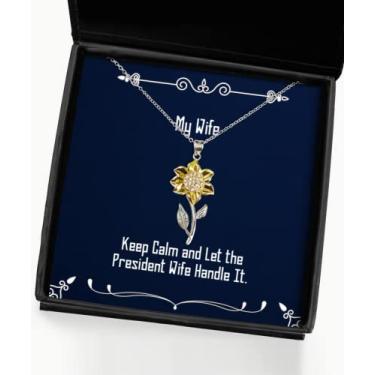 Imagem de SpreadPassion Keep Calm and Let The President Wife Handle It. Colar com pingente de girassol, presentes de piada para esposa, joias para esposa