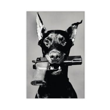 Imagem de Foto de retrato em preto e branco de Doberman com uma arma - Pôster sem moldura 30,5 x 45,7 cm - Decoração de entrada para amantes de cães, caverna masculina, entusiastas de armas, foto de cão de