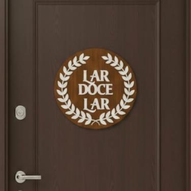 Imagem de Placa Decorativa Porta Lar Doce Lar, Madeira MDF com Coroa de Louros, Marrom Rústico e Branco, 30cm Diâmetro, Fixação com Fita Dupla Face