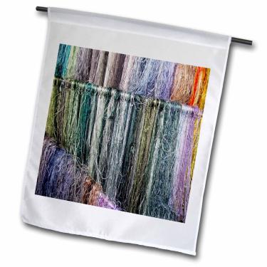 Imagem de 3dRose fl_73322_1" China, Suzhou. Fios de seda pendurados, mercado - Bandeira de jardim Kymri Wilt, 30,48 cm x 45,72 cm