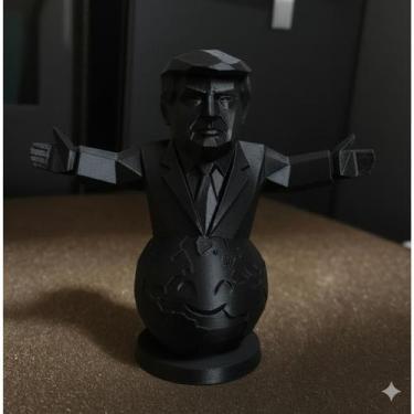 Imagem de Mini Estátua Donald Trump Sob o Mundo para Decoração USA - Preto - Cri
