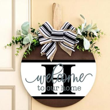 Imagem de Guirlanda personalizada para porta da frente com inicial familiar (A-Z) - placa de boas-vindas de madeira de 30 cm, guirlanda de eucalipto e cabide rústico de serapilheira | Decoração de varanda de