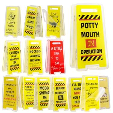 Imagem de 14 peças de placas de mesa engraçadas com suporte de notas adesivo, placa de mesa superestimulada de cuidado, mini acrílico amarelo, presente engraçado de decoração de escritório para colegas de