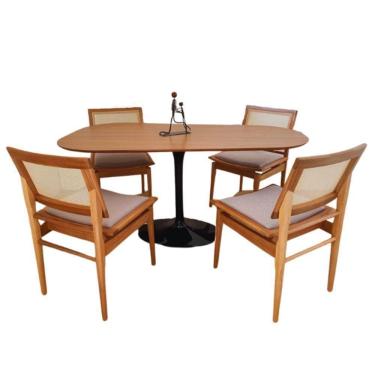 Imagem de Saarinen Organica Oval Preta 180x100 Em Freijo