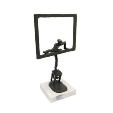 Imagem de Escultura Decorativa Equilibrista no Quadrado Impecavel Luxo - LUXdéco