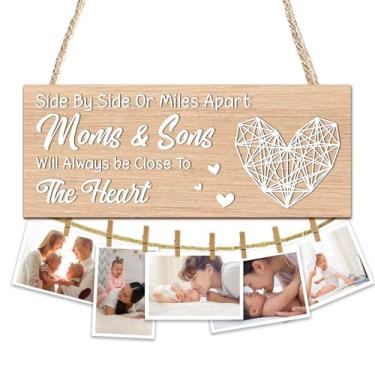 Imagem de Moldura de madeira para pendurar fotos Mom Gifts - Moms & Sons Will Always Be Close to The Heart - Decoração de quadro com 8 clipes para parede de casa - Presente de Dia das Mães, aniversário - A07