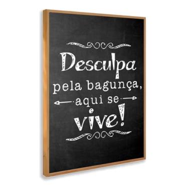 Imagem de Quadro Decorativo Desculpa Pela Bagunça Aqui Se Vive Frase Criativa Divertida Estilo Giz Preto Branco Parede Com Moldura