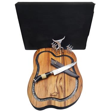 Imagem de Kit Churrasco Artesanal Damascus BBQ, Incluindo Tábua de Corte Damascus Design, Garfo Tridente e Garfos para Petiscos, Ideal para Preparar e Servir Carnes e Aperitivos com Estilo – WOODBULL.