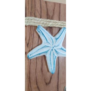 Imagem de Porta chave/toalha em madeira - Presentes da Maré , azul marinho, bran
