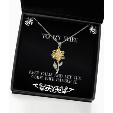 Imagem de SpreadPassion Presentes de esposa para esposa, Keep Calm and Let The Guide Wife Handle It, colar com pingente de girassol fofo da esposa