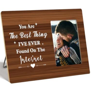 Imagem de OTINGQD Porta-retrato de casal, você é a melhor coisa que eu já encontrei na Internet, moldura de madeira para exibição de parede de mesa, presente de dia dos namorados, presente para casal,