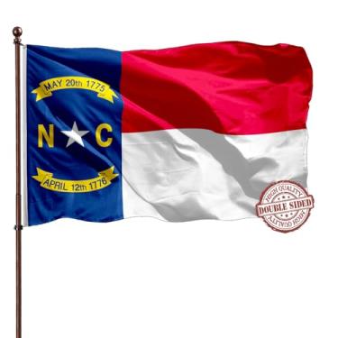 Imagem de Bandeira do estado da Carolina do Norte 3 x 5 dupla face - 3 camadas 240D 4 linhas costuradas - bandeira da Carolina do Norte - Resistente a desbotamento UV com cabeçalho de lona e 2 ilhós de latão - Bandeiras de cetim de Canrolina Norte dupla face 3x5 ao ar livre