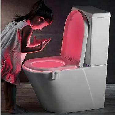 Imagem de LUMINÁRIA SENSOR LED PARA VASO SANITÁRIO – 8 CORES, ILUMINAÇÃO AUTOMÁTICA COM SENSOR DE MOVIMENTO, LUZ NOTURNA PARA BANHEIRO INFANTIL E ADULTO, AJUSTE UNIVERSAL PARA VASO SANITÁRIO E ECONÔMICA