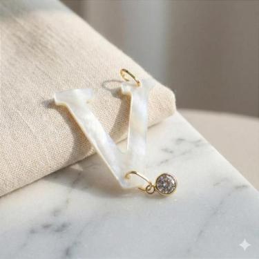 Imagem de Pingente de Ouro 18K com Letra 'V' em Madrepérola Natural e Zircônia B