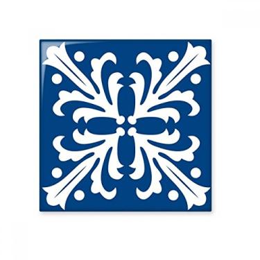 Imagem de Azulejo de cerâmica brilhante com padrão de talavera azul com ilustração de flor