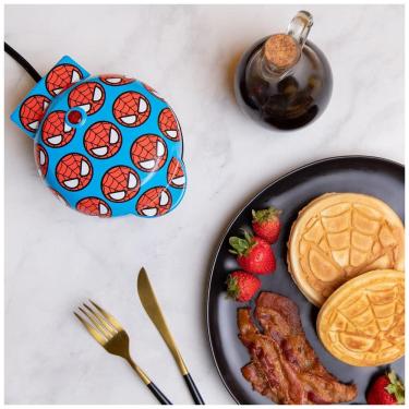 Imagem de Mini Máquina de Waffle, Tema Homem Aranha com Revestimento Antiaderente, 110V 550W, Uncanny Brands, Vermelha e Azul