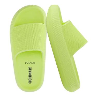 Imagem de CUSHIONAIRE Pantufas femininas Feather EVA – Chinelos femininos confortáveis, sapatos de banho internos e externos, chinelos essenciais para praia, Amarelo limão, 37