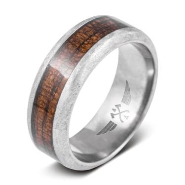 Imagem de Manly Bands | The MacArthur | Aliança de casamento masculina com incrustação autêntica de rifle Garand M1 | Coleção Military Heritage | Aliança de casamento masculina de titânio | Tamanho do anel 5-17