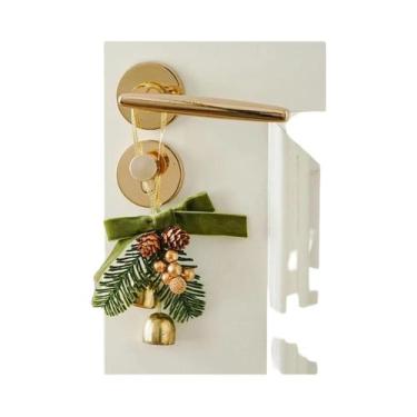 Imagem de Decoração De Porta De Natal: Sinos De Natal, Laço De Veludo, Pinhas - 
