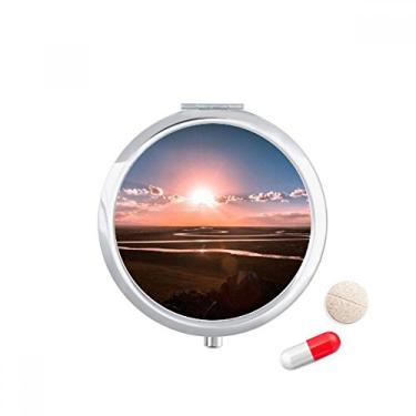 Imagem de Caixa de comprimidos vermelha céu, nuvens escuras, caixa de armazenamento de remédios