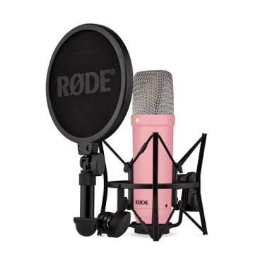 Imagem de Microfone condensador de diafragma grande RØDE NT1 Signature Series com suporte de choque, filtro pop e cabo XLR para produção de música, gravação de vocal, streaming e podcasts (rosa)