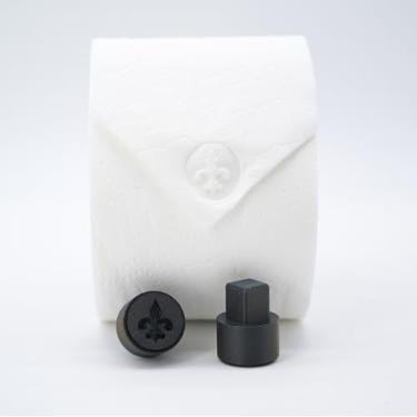 Imagem de Carimbo de papel higiênico Fleur de Lis - Crie papel higiênico lindamente dobrado para convidados, aluguéis de férias, preparação de casa, manutenção de casa. Decoração de banheiro reutilizável