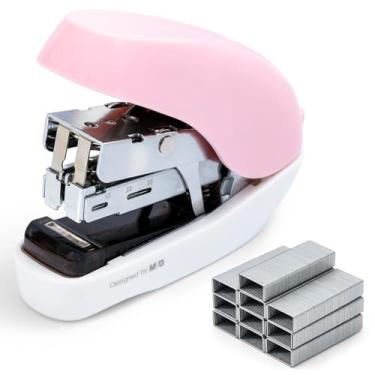Imagem de M&G Grampeador de mesa com grampos, conjunto de grampeador rosa pequeno sem esforço, capacidade para 20 folhas, um dedo, 1000 grampos padrão, grampeadores de escritório para mesa, fácil de carregar