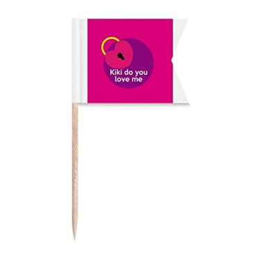 Imagem de Letras emocionais clássicas inglesas mostram bandeiras de palito de dente de amor, marcação de rotulagem para bolo de festa, prato de queijo