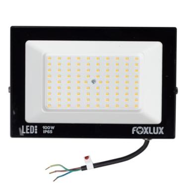 Imagem de Refletor de LED Foxlux – 100 W – 3000 K – Luz Amarela – Bivolt – Proteção IP65 – Driver Embutido – Refletor Direcionável – Luz brilhante – Uso externo