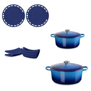 Imagem de KIT LE CREUSET PANELA 20CM E 24CM 2 SUPORTES FRENCH E 2 PEGADORES DE ALÇAS EM SILICONE AZURE BLUE