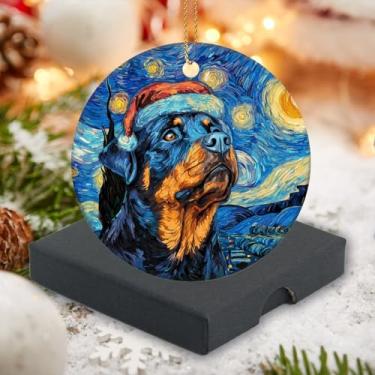 Imagem de Enfeites de cerâmica de Natal 2025 - ornamentos de animais fofos - estilo noite estrelada um rottweiler usando chapéu de Natal para decorações de árvores de Natal 7,6 cm