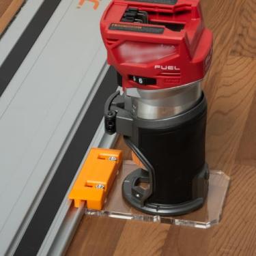 Imagem de POWERTEC Adaptador de trilho guia de roteador 72026 para roteadores de acabamento de base fixa Milwaukee M18 - Compatível com trilhos de guia Powertec, Makita, Festool, Milwaukee, Kreg ACS, WEN,