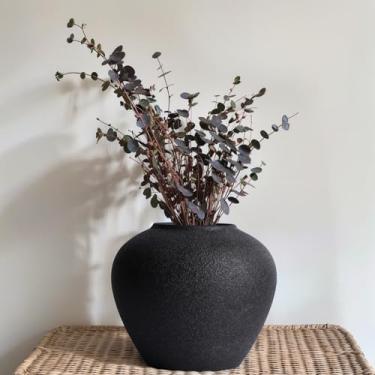 Imagem de Vaso de cerâmica rústico, vaso alto preto de 18 cm, vasos vintage, vasos de decoração de terracota moderna para decoração de casa, sala de estar, entrada, mesa de centro, prateleira, cozinha