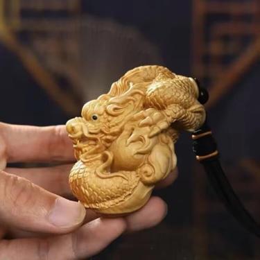 Imagem de FENNYYAR Pingente Shenlong esculpido em madeira esculpido à mão, 7 cm, 6,9 cm, mochila de mascote chinês, chaveiro, decoração de carro