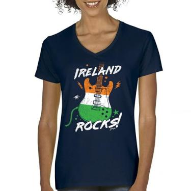 Imagem de Camiseta feminina Ireland Rocks Guitar Flag St Patrick's Day Gola V Shamrock Groove Vibe Pub Celtic Rock and Roll Clove, Azul marinho, XXG