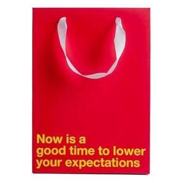 Imagem de Saco de presente engraçado - 28 x 20 x 10 cm saco de papel kraft com "diminua suas expectativas" - embrulho de presente mordaz para aniversários, feriados, festas de escritório - embrulho de presente