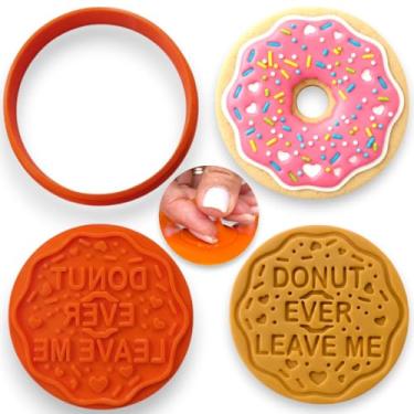 Imagem de Conjunto de cortadores e carimbos premium "Donut Ever Leave Me" – Cortador circular 2 em 1 e relevo detalhado com alça – Ferramenta divertida para assar no Dia dos Namorados – Pode ser lavada na