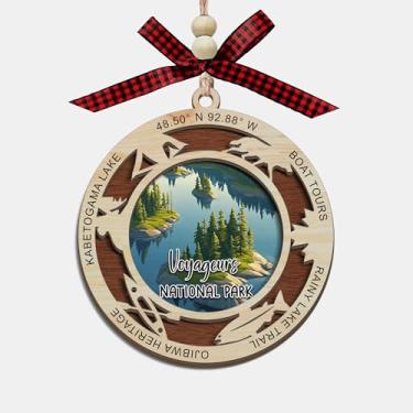 Imagem de Lerime66 Enfeite de Natal Voyageurs National Park, design de corte a laser de madeira de 2 camadas, decoração de árvore de férias, presente de lembrança de viagem, cursos de água e memória da floresta