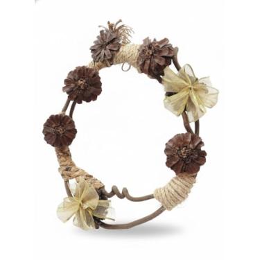 Imagem de Guirlanda Feita à Mão com Pinhas, Sisal, Cipó e o Charme Sustentável da Fibra de Bananeira. Decoração com História.