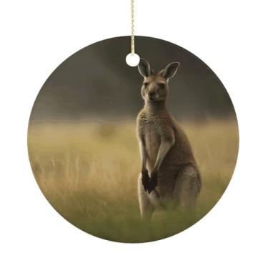 Imagem de Canguru de Natal personalizado em pé na grama com estampa de enfeite de Natal artesanato de cerâmica decorações penduradas para decoração de férias