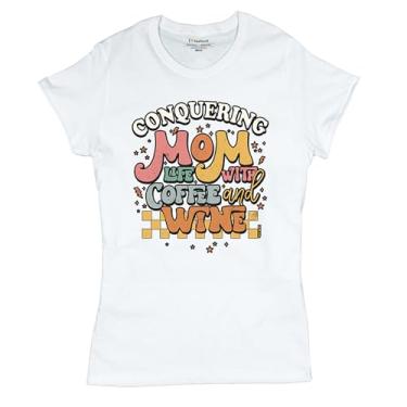 Imagem de Camiseta feminina Conquering Mom Life with Coffee and Wine na moda maternidade parentalidade família futebol Mama #Momlife, Branco, P