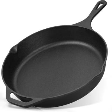 Imagem de Zulay Kitchen Frigideira de ferro fundido pré-temperada – Frigideira resistente de 31 cm para cozinhar em ambientes internos e externos – Seguro para forno, fogão, indução, grelha e fogueira