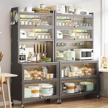 Imagem de Rack de armazenamento de madeira montado na parede - Rack de padeiro de 6 camadas com porta dobrável, prateleiras grandes, rodas e ganchos - Armário de cozinha de metal versátil para organização