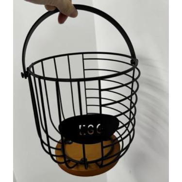 Imagem de Cesta de arame para coletar ovos frescos, cesta redonda para coletar ovos com alça de metal, decoração de cozinha rústica vintage, suporte de recipiente de armazenamento de frutas com base de madeira