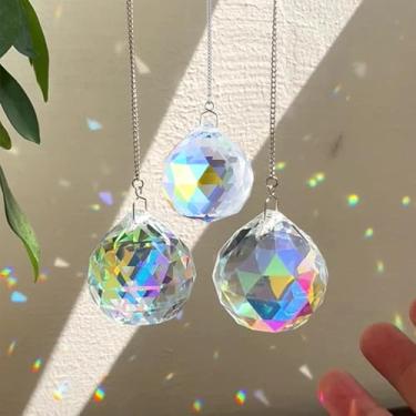 Imagem de 3Psc Bola de cristal colorida de 4 cm para pendurar na janela, enfeites de vidro refletivo com correntes para exibição interna, jardim ou varanda