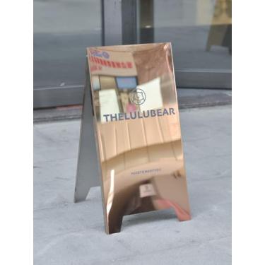 Imagem de Placa de moldura A personalizada – Suporte de exibição de metal dobrável de dupla face | Aço inoxidável com acabamento espelhado, ideal para montras, exposições, calçadas, texto e gráficos