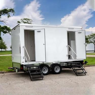 Imagem de Reboque de banheiro móvel de luxo portátil ao ar livre moderno 4 barracas unidade de vaso sanitário portátil com tanque de retenção porta trancável