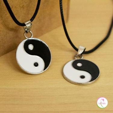 Imagem de Colar Unissex Yin Yang Símbolo Chines Preto e Branco - Cordão Preto co