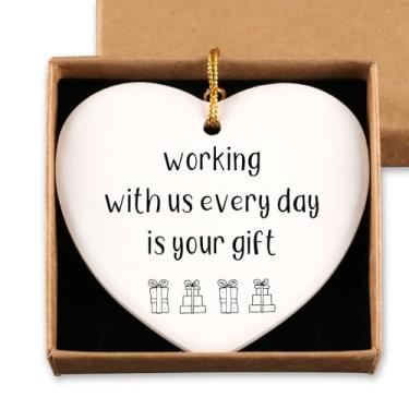 Imagem de Trabalhar conosco todos os dias é o seu presente, presentes de agradecimento para colegas de trabalho, chefe, chefe, senhora, agradecimento, Natal, enfeite de coração de cerâmica